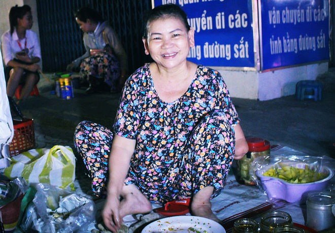 Tiệm bánh tráng nướng 1000 sao của bà chủ cụt tay trong góc sân ga được người Đà Nẵng yêu mến gì đâu! - Ảnh 3.