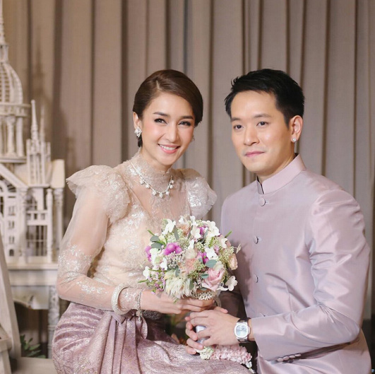 Đám cưới triệu đô sang chảnh hết nấc của mỹ nhân đẹp nhất nhì Thái Lan với nhẫn kim cương 5 carat, 6 bộ váy đắt đỏ - Ảnh 1.