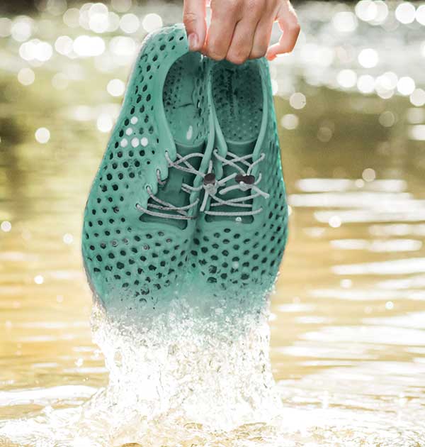 Đôi giày này sẽ là cứu cánh cho vấn nạn ô nhiễm môi trường nước trong tương lai - Ảnh 2.
