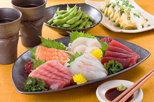 Cuồng ăn sushi và sashimi, bé gái phải phẫu thuật loại bỏ con giun dài 2,6m đang ngoe nguẩy trong bụng - Ảnh 1.