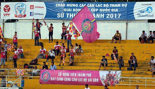 B&oacute;ng đ&aacute; Việt Nam: Sau đại tiệc l&agrave; ổ b&aacute;nh m&igrave;... cứu đ&oacute;i - Ảnh 2.