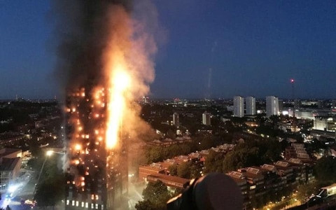 Vụ cháy chung cư tại Anh: Số nạn nhân thiệt mạng tiếp tục gia tăng - Ảnh 1.