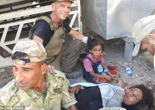 Cựu binh Mỹ liều mình cứu bé gái trong bom đạn - Ảnh 2.