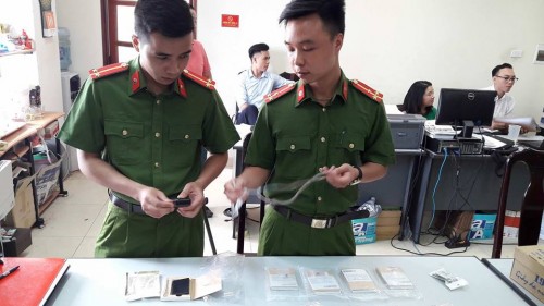 Thu giữ h&agrave;ng loạt thiết bị si&ecirc;u nhỏ phục vụ gian lận thi cử - Ảnh 2.