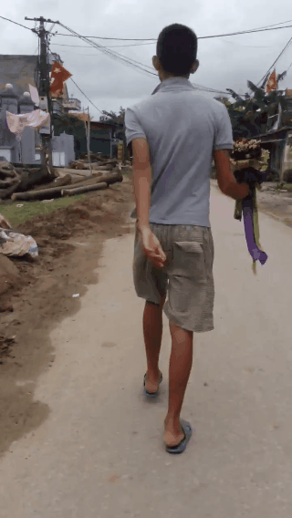 Clip: Chàng trai mang bó hoa sang tỏ tình nhưng phải chạy mất dép vì bị bạn gái cầm gậy đuổi về - Ảnh 1.