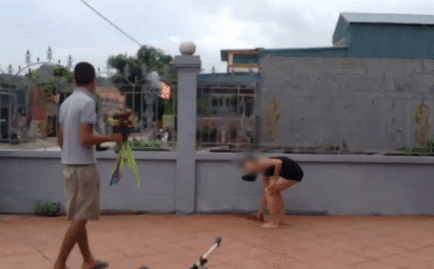 Clip: Chàng trai mang bó hoa sang tỏ tình nhưng phải chạy mất dép vì bị bạn gái cầm gậy đuổi về - Ảnh 3.