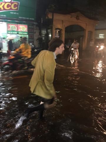 Khách Tây lội nước bì bõm trên phố Tạ Hiện sau trận mưa lớn ở Hà Nội - Ảnh 5.