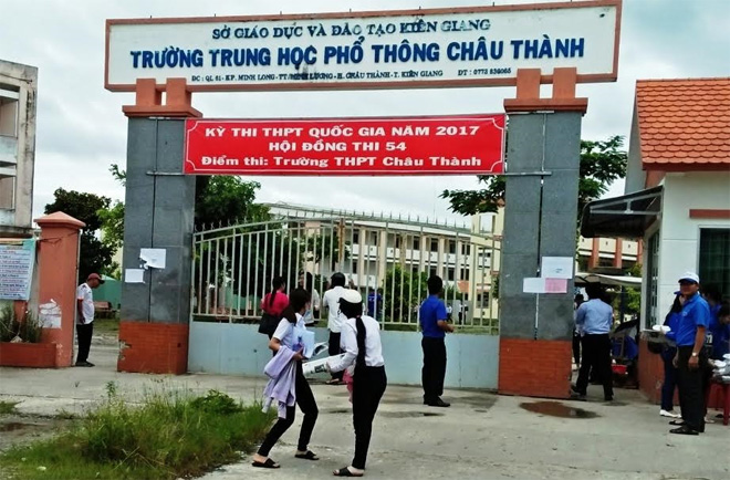 Gạt nước mắt khóc cha hứa thi đỗ trong kỳ tốt nghiệp - Ảnh 2.