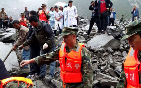 Trung Quốc nỗ lực tìm kiếm người mất tích sau vụ lở núi - Ảnh 2.