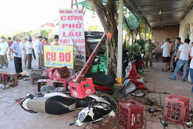 Xế hộp mất l&aacute;i lao thẳng l&ecirc;n vỉa h&egrave; đ&egrave; bẹp hơn chục xe m&aacute;y, nhiều người hoảng sợ - Ảnh 1.