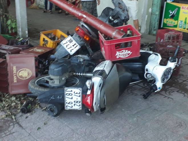 Xế hộp mất l&aacute;i lao thẳng l&ecirc;n vỉa h&egrave; đ&egrave; bẹp hơn chục xe m&aacute;y, nhiều người hoảng sợ - Ảnh 5.