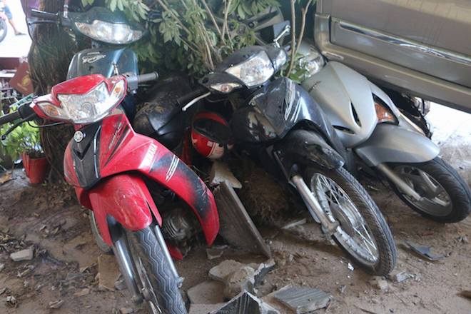 Xế hộp mất l&aacute;i lao thẳng l&ecirc;n vỉa h&egrave; đ&egrave; bẹp hơn chục xe m&aacute;y, nhiều người hoảng sợ - Ảnh 7.