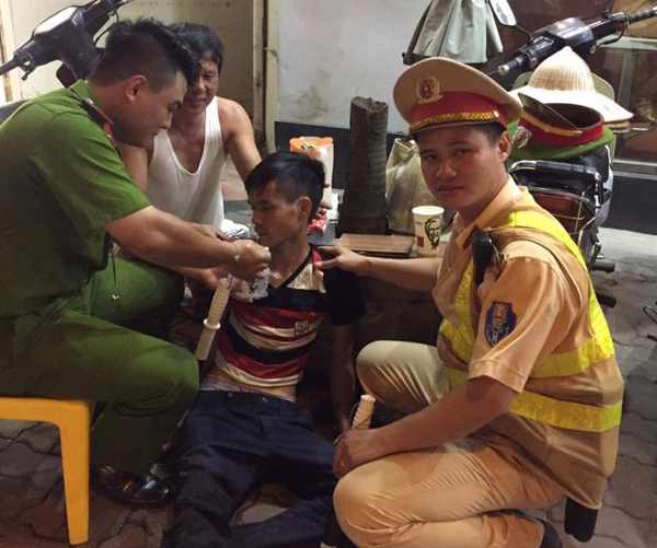  H&agrave; Nội: CSGT gi&uacute;p đỡ 1 nam thanh ni&ecirc;n bị lừa b&aacute;n sang Trung Quốc t&igrave;m đường về nh&agrave; - Ảnh 1.