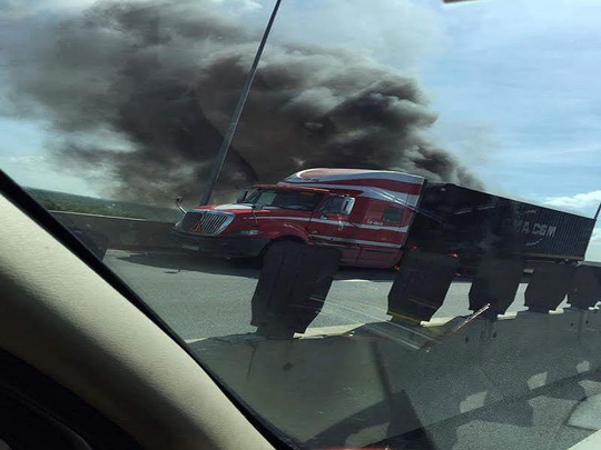 Xe container bốc ch&aacute;y ng&ugrave;n ngụt tr&ecirc;n cao tốc Long Th&agrave;nh- Dầu Gi&acirc;y - Ảnh 1.