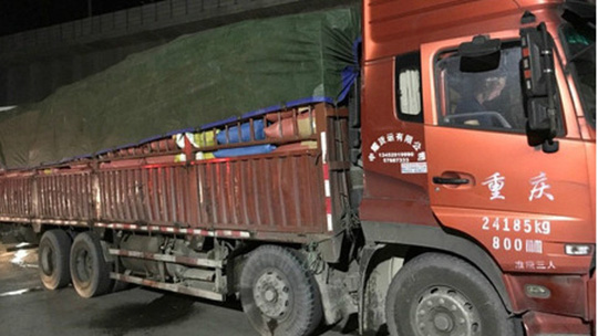 Người phụ nữ tr&egrave;o cửa sổ xe bu&yacute;t, đập đầu t&agrave;i xế - Ảnh 3.
