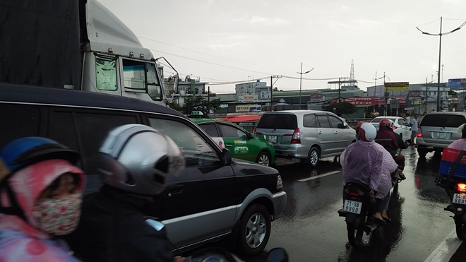 Th&aacute;o chạy khi xe tải mất thắng lao xuống dốc cầu  - Ảnh 1.