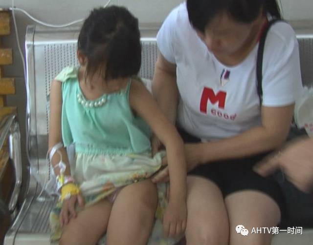 Bé gái 7 tuổi nhập viện vì bị cô giáo đánh bằng ống nước - Ảnh 1.