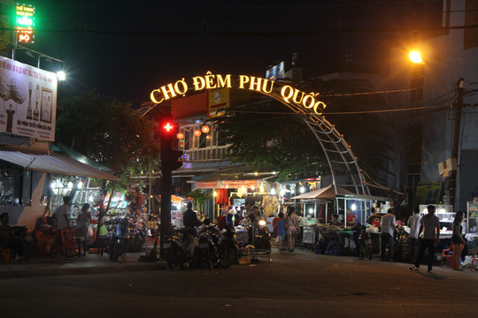 Ch&aacute;y kinh ho&agrave;ng ở chợ đ&ecirc;m Ph&uacute; Quốc - Ảnh 1.