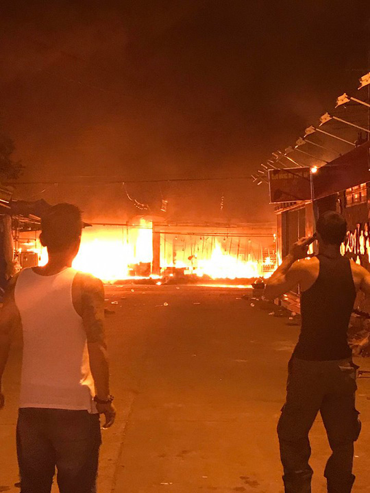 Cháy kinh hoàng ở chợ đêm Phú Quốc - Ảnh 2.