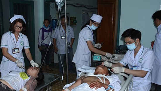 Thêm 12 người nghi phơi nhiễm HIV trong vụ cấp cứu nạn nhân tai nạn giao thông ở Kon Tum - Ảnh 1.