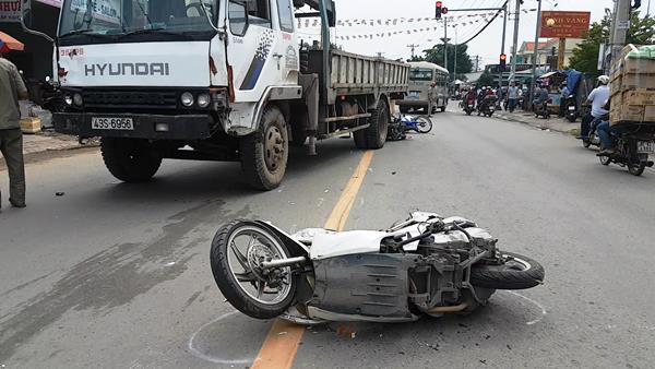 Xe đi&ecirc;n g&acirc;y tai nạn li&ecirc;n ho&agrave;n, người nằm la liệt tr&ecirc;n đường phố - Ảnh 1.