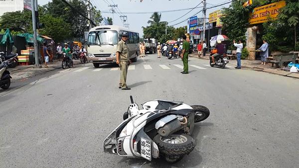 Xe đi&ecirc;n g&acirc;y tai nạn li&ecirc;n ho&agrave;n, người nằm la liệt tr&ecirc;n đường phố - Ảnh 2.