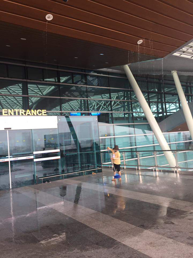 Nhà ga sân bay quốc tế Đà Nẵng bị dột nước do... mưa quá lớn? - Ảnh 2.