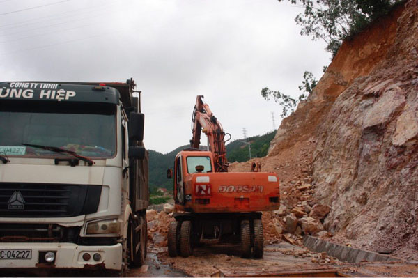 Sau mưa lớn kéo dài, sạt lở nghiêm trọng trên quốc lộ ở Quảng Ninh - Ảnh 1.