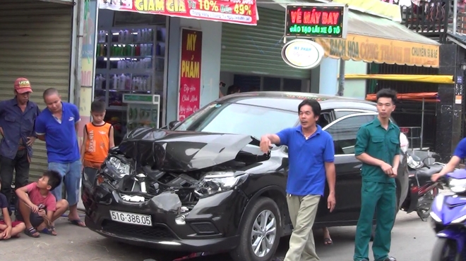 Ô tô đâm 4 người đi bộ, một cô gái chết thảm - Ảnh 1.
