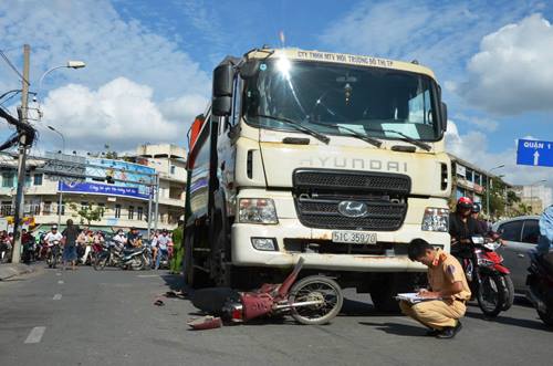 Bị xe rác húc văng, hai phụ nữ và bé 5 tuổi nằm bất động trên đường - Ảnh 1.