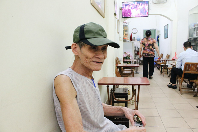 Cuộc sống bí bách và giấc ngủ nằm nghiêng suốt 20 năm trong căn nhà 2m2 ở Hà Nội - Ảnh 6.