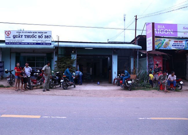 Chủ tiệm tạp hóa ở Bình Dương bị đâm trong cửa hàng - Ảnh 1.