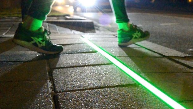 Chile lắp đặt đèn giao thông trên mặt đường cho người nghiện di động - Ảnh 1.