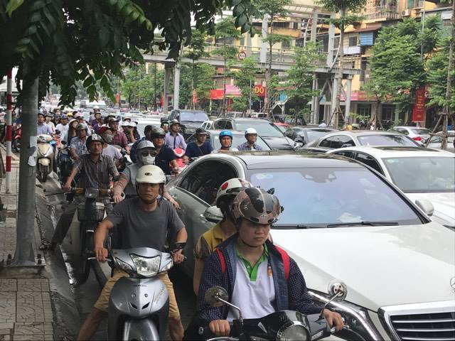 Hà Nội: Đâm vào đuôi xe máy, người đàn ông trung tuổi nguy kịch - Ảnh 2.