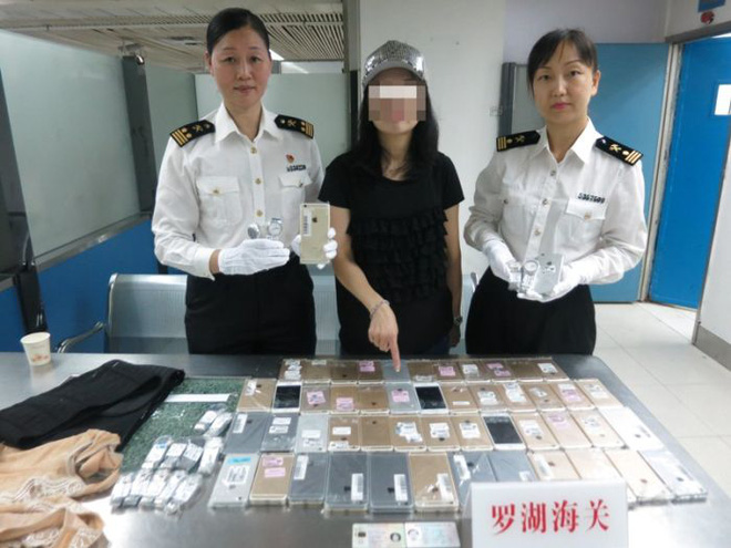 Một phụ nữ bị bắt vì buôn lậu hơn 100 chiếc iPhone và đồng hồ Tissot bằng cách quấn quanh cơ thể - Ảnh 2.