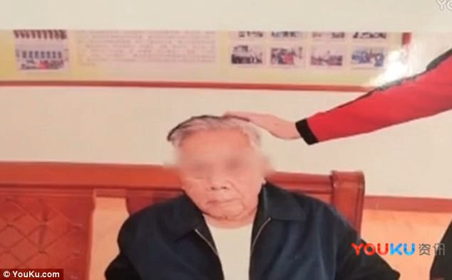 Mải đi l&agrave;m kiếm tiền nu&ocirc;i cha, con trai chết lặng khi ph&aacute;t hiện sự thật xảy ra trong nh&agrave; - Ảnh 1.