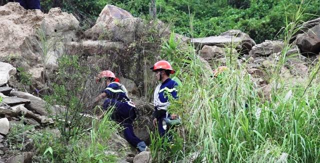 6 giờ băng rừng cứu nam thanh niên chơi dù lượn bị giông lốc đánh mất tích ở Đà Nẵng - Ảnh 1.