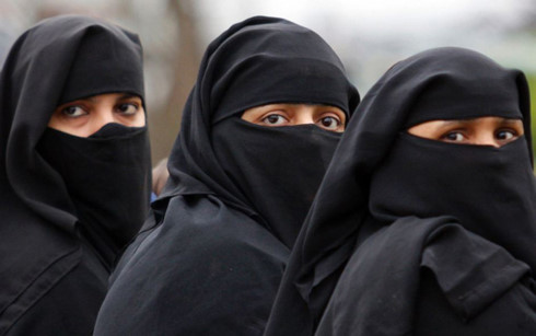 Người phụ nữ trẻ bị bắt v&igrave; mặc v&aacute;y ngắn ở Saudi Arabia đ&atilde; được thả - Ảnh 1.