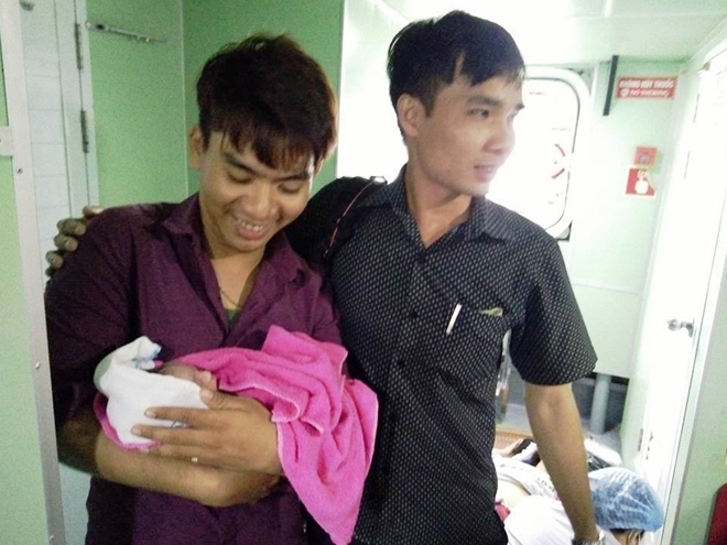 Sinh vi&ecirc;n đi xin việc&hellip; đỡ đẻ tr&ecirc;n t&agrave;u cao tốc - Ảnh 1.