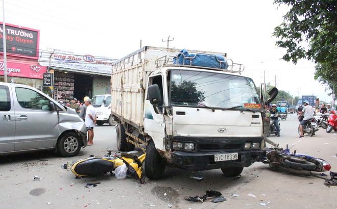 Xe tải gây tai nạn liên hoàn, đôi nam nữ nguy kịch - Ảnh 1.