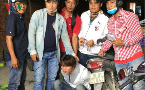 Bị truy bắt, t&ecirc;n trộm phi th&acirc;n v&agrave;o h&agrave;ng r&agrave;o d&acirc;y th&eacute;p gai - Ảnh 1.