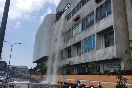 Sập cẩu c&ocirc;ng tr&igrave;nh, nổ bồn nước khu mua sắm, 13 người thương vong - Ảnh 2.