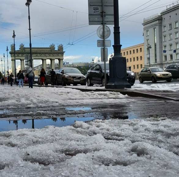 Tuyết rơi giữa mùa hè ở St.Petersburg - Ảnh 2.