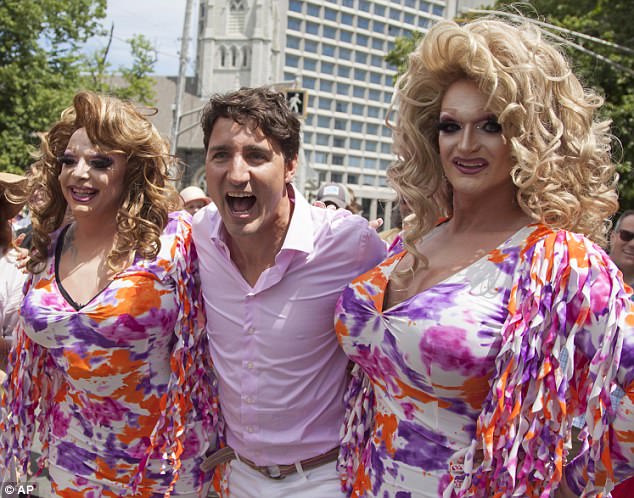 Thủ tướng Canada xuất hiện rạng rỡ cùng những người chuyển giới trong buổi tuần hành tự hào LGBT - Ảnh 1.