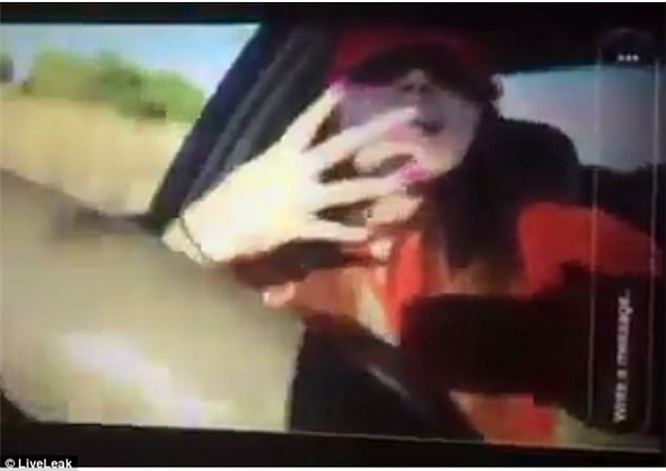 Vừa livestream vừa lái xe, chị gây tai nạn khiến em 14 tuổi tử vong - Ảnh 2.