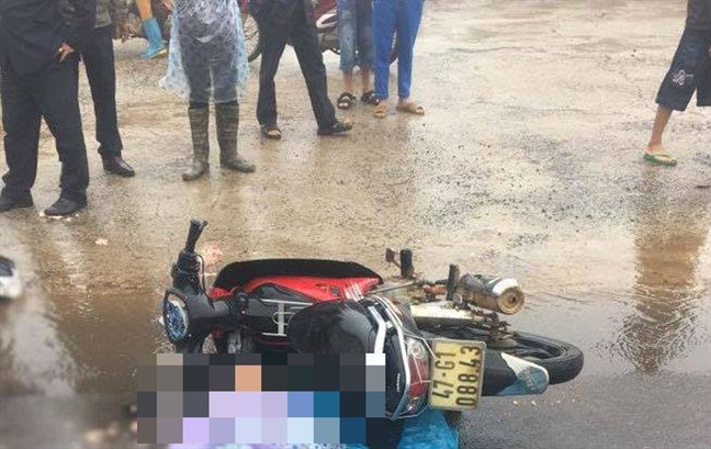 Hai vợ chồng tử vong thương t&acirc;m sau khi va chạm với xe tải - Ảnh 1.