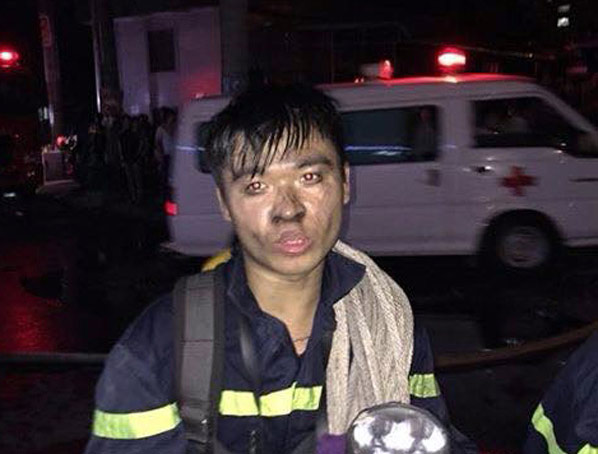 Chuyện những người lính cứu hỏa: Tiếng hét vỡ òa của cậu bé 6 tuổi mắc kẹt trong tòa nhà bốc cháy - Ảnh 3.
