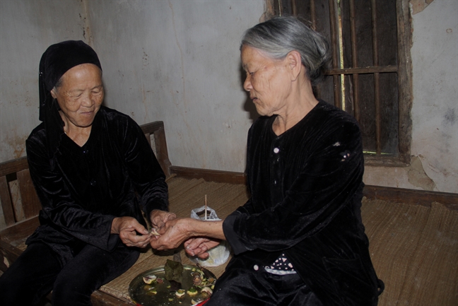 Vợ lớn mang trầu cau đi hỏi vợ 2 cho chồng - Ảnh 2.