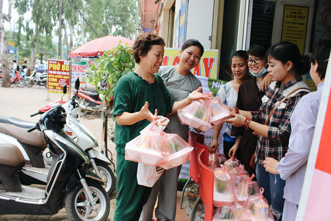 Hà Nội: Quán cơm chay tùy tâm trước cổng viện K3 của bà chủ từng bị ung thư dạ dày - Ảnh 1.