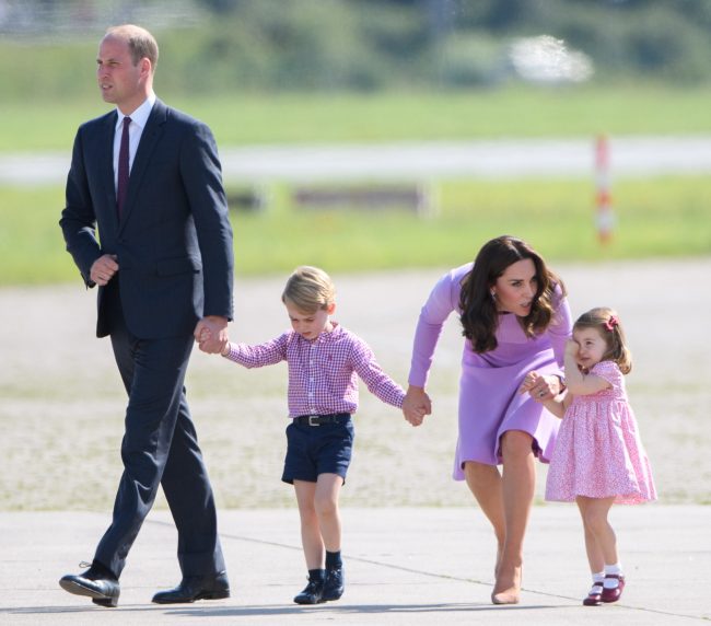 Cách công nương Kate Middleton khéo léo xử lí cơn ăn vạ của con y như một chuyên gia tâm lý - Ảnh 1.